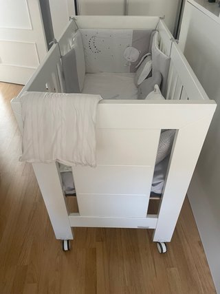 Cuna de bebé + colchon + antigolpes + ropa de cama