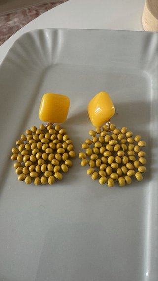Orecchini pendenti perline giallo senape