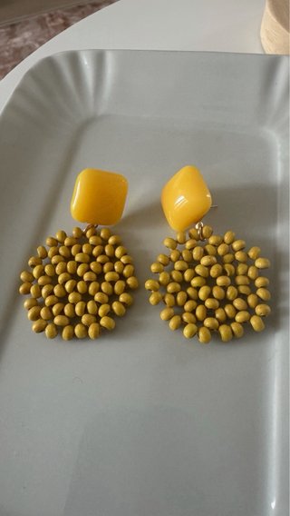 Orecchini pendenti perline giallo senape