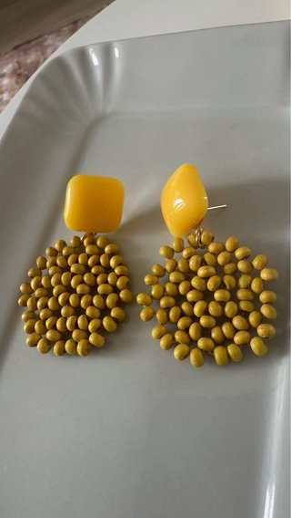 Orecchini pendenti perline giallo senape