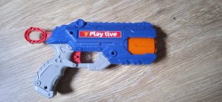 Pistola de juguete azul y naranja