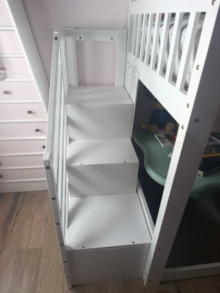 Cama infantil con tobogán y escaleras