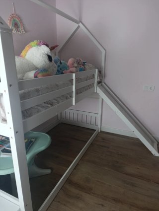 Cama infantil con tobogán y escaleras