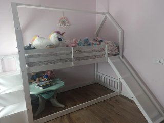 Cama infantil con tobogán y escaleras