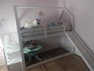 Cama infantil con tobogán y escaleras