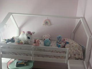 Cama infantil con tobogán y escaleras