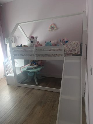 Cama infantil con tobogán y escaleras