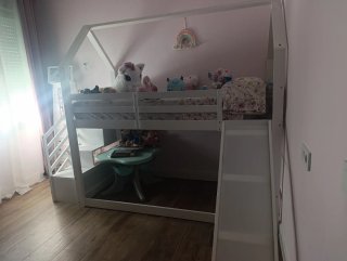 Cama infantil con tobogán y escaleras
