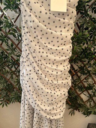 Vestido de lunares blanco y negro