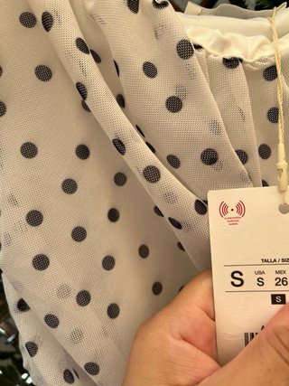 Vestido de lunares blanco y negro