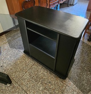 Mobile TV vintage con ante in vetro e ruote