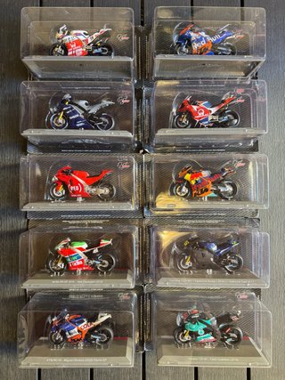 Pack 24 motos Moto GP escala 1/18