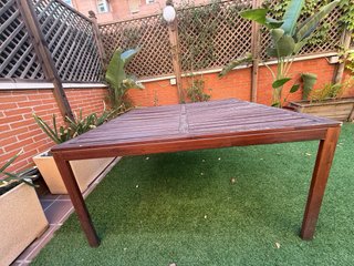 Mesa de exterior de madera