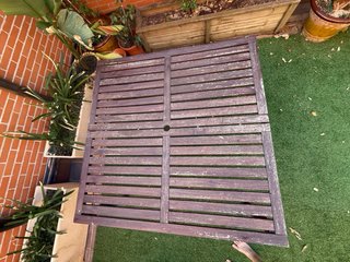 Mesa de exterior de madera