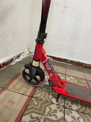 Patinete rojo plegable
