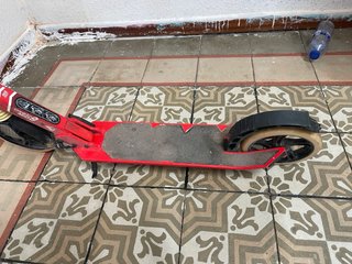 Patinete rojo plegable