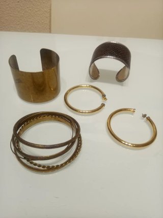 Pulseras dorado envejecido y pendientes de aro