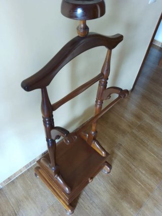 Perchero de madera con cajón