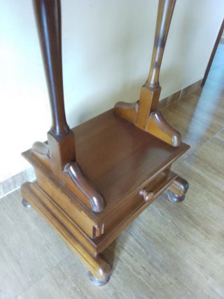 Perchero de madera con cajón