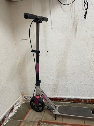Patinete plegable plateado y rosa