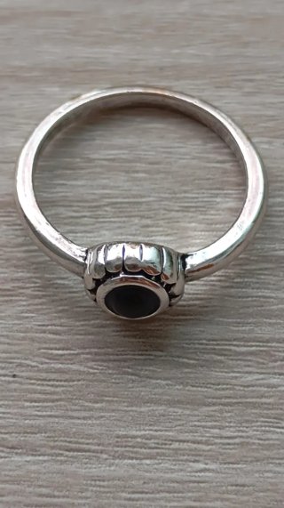 Anillo plateado con piedra negra