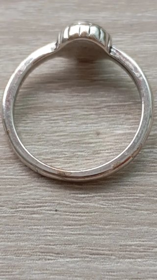 Anillo plateado con piedra negra