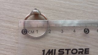 Anillo plateado con piedra negra