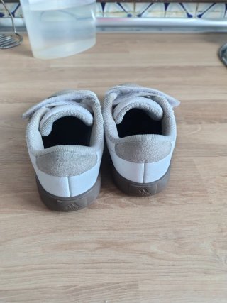 Zapatillas Adidas Blancas y Negras Velcro
