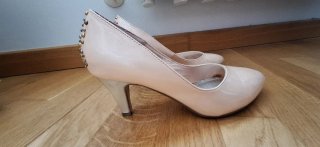 Zapatos de tacón rosas y plateados
