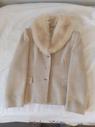 Traje chaqueta con cuello de pelo desmontable