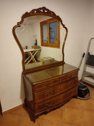 Tocador antiguo de madera con espejo