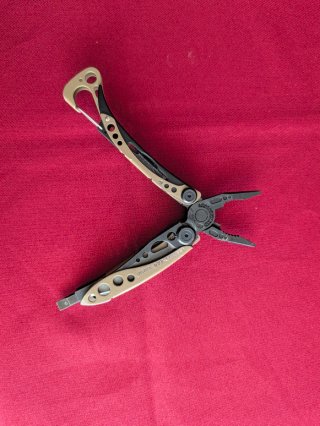Multiutensile Leatherman Skeletool in pelle