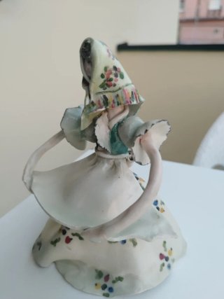 Statuina M. Catelli in ceramica