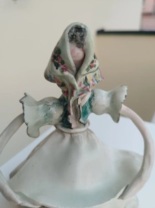 Statuina M. Catelli in ceramica