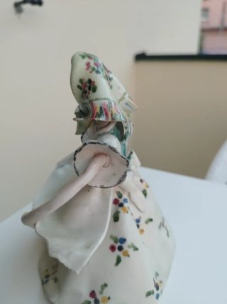 Statuina M. Catelli in ceramica