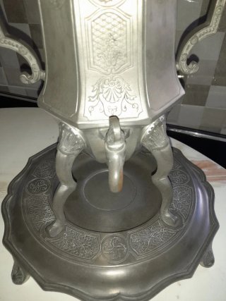 antigua fontana  de tavolo con base decorada