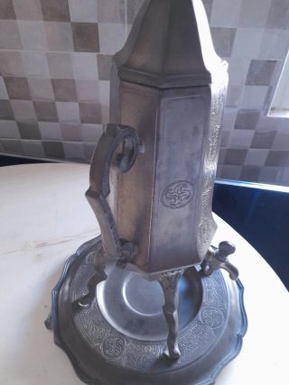 antigua fontana  de tavolo con base decorada