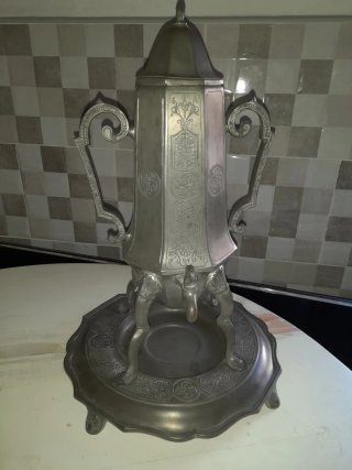 antigua fontana  de tavolo con base decorada