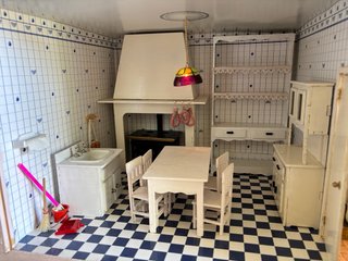 Casa de muñecas con MUCHOS MUEBLES Y ACCESORIOS