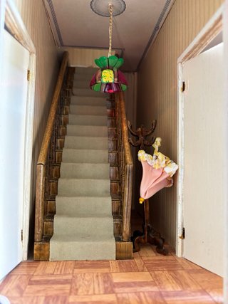 Casa de muñecas con MUCHOS MUEBLES Y ACCESORIOS