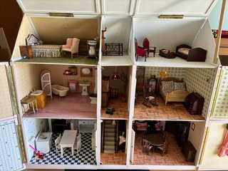 Casa de muñecas con MUCHOS MUEBLES Y ACCESORIOS