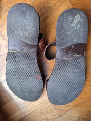 Sandalias planas marrones con tachuelas