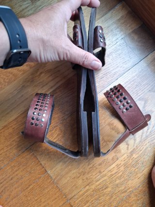 Sandalias planas marrones con tachuelas