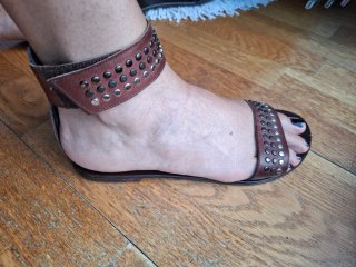 Sandalias planas marrones con tachuelas