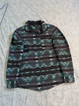 Camisa estampada gris y verde