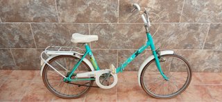 Bicicleta plegable color turquesa