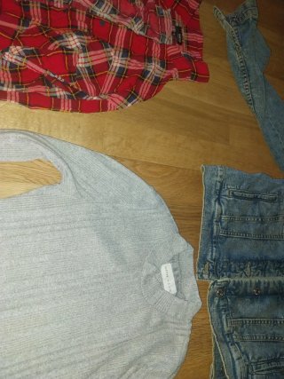 Camisa cuadros roja, chaqueta vaquera y camiseta