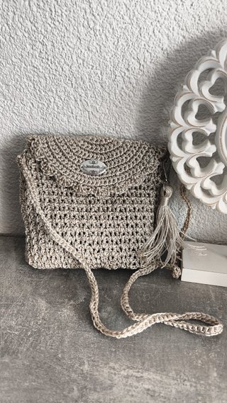 Bolso tejido artesanal beige y dorado