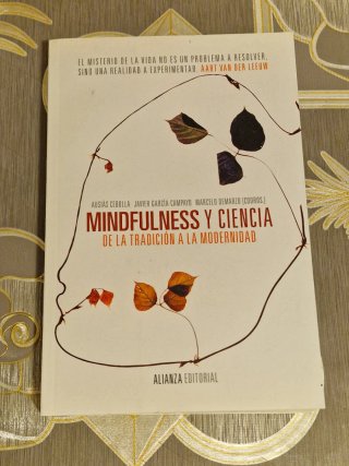 Mindfulness y ciencia : de la tradición a la mo...