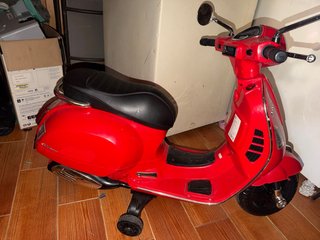 Moto Eléctrica Infantil Vespa Roja